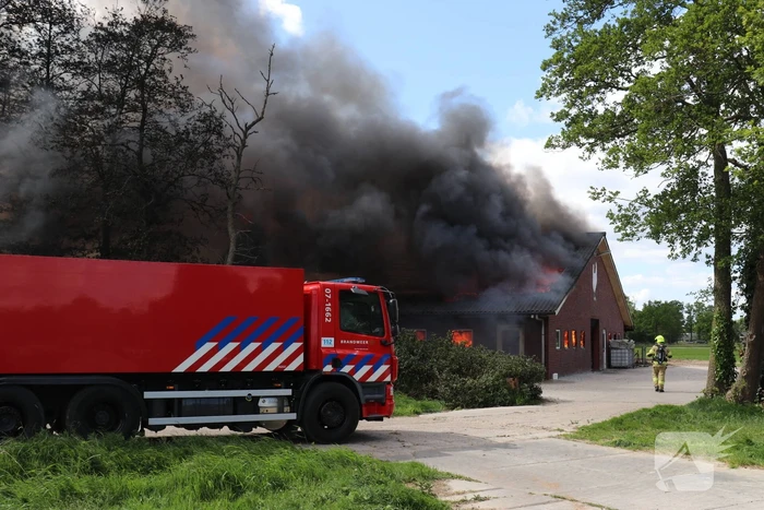 Vele rookwolken door grote brand in schuur