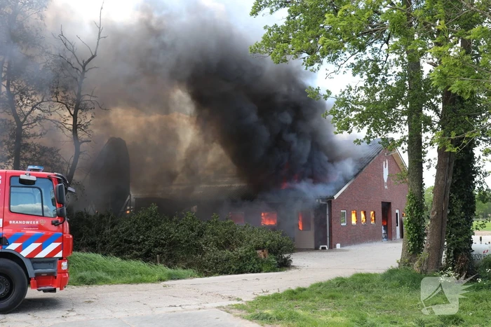 Vele rookwolken door grote brand in schuur