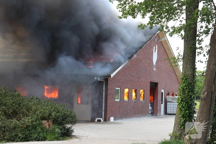 Vele rookwolken door grote brand in schuur