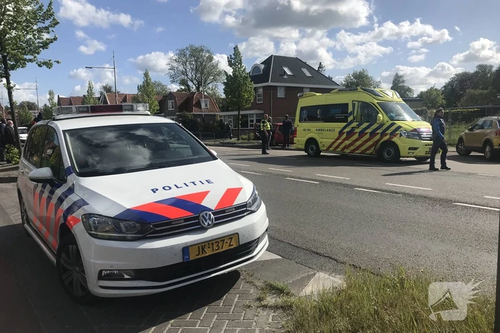 Automobilist rijdt lantaarnpaal uit de grond