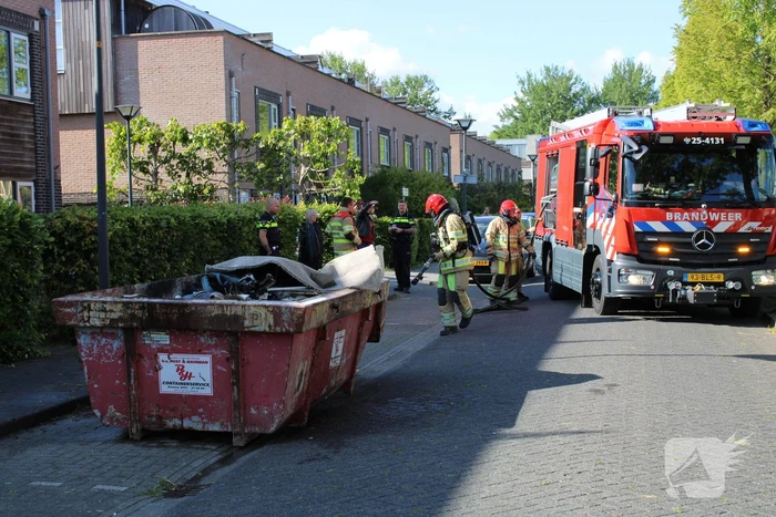 Bouwcontainer vat vlam