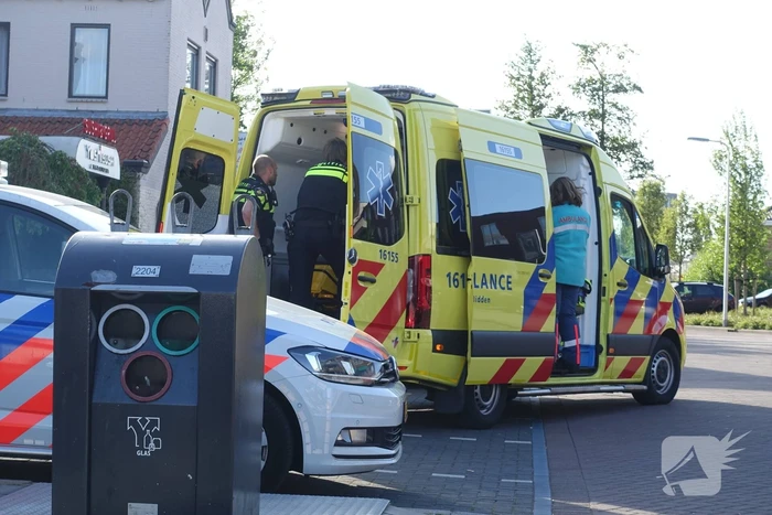 Verwarde man wil niet geholpen worden en verzet zich