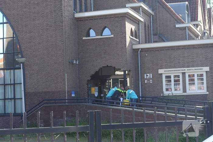 Verwarde man wil niet geholpen worden en verzet zich