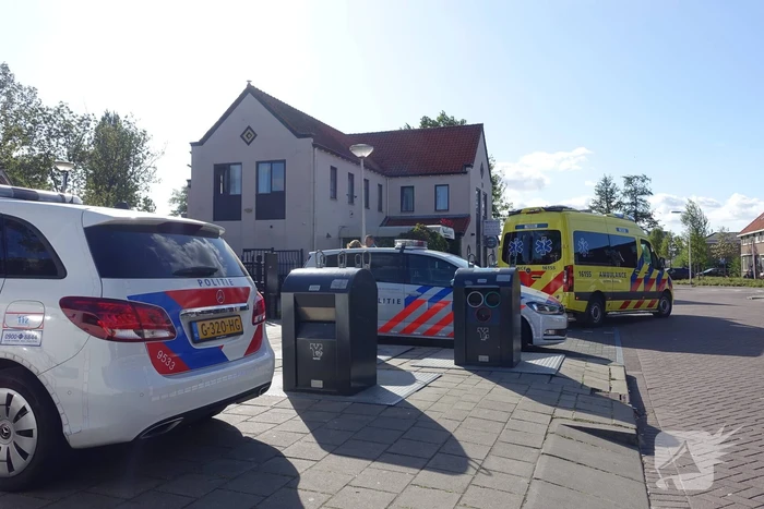Verwarde man wil niet geholpen worden en verzet zich