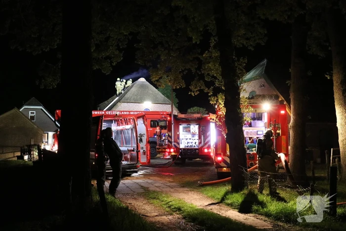 Brand in rieten kap van woning