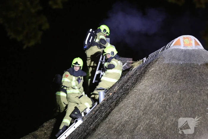 Brand in rieten kap van woning