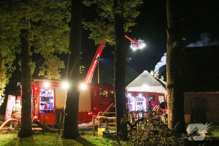 Brand in rieten kap van woning