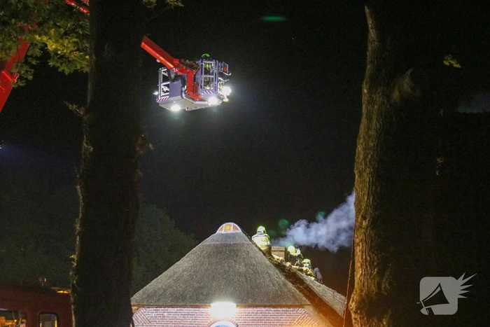 Brand in rieten kap van woning