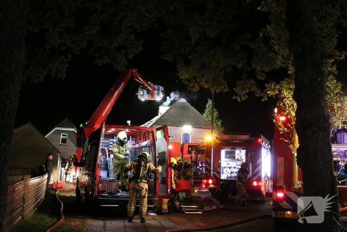 Brand in rieten kap van woning