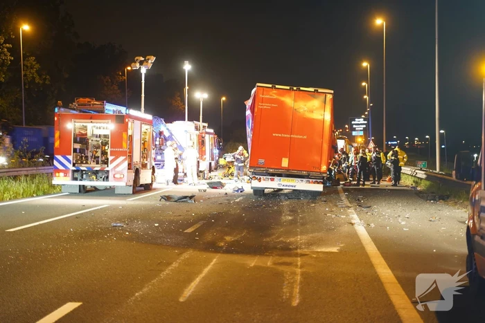 Vrachtwagen botst op pijlwagen, twee zwaargewonden
