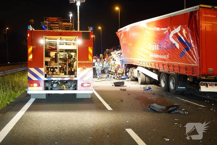 Vrachtwagen botst op pijlwagen, twee zwaargewonden