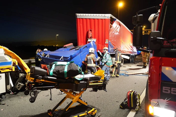 Vrachtwagen botst op pijlwagen, twee zwaargewonden