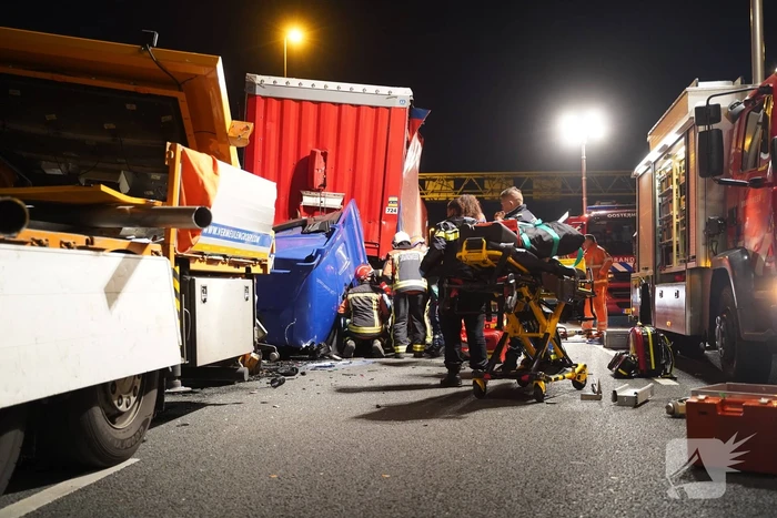 Vrachtwagen botst op pijlwagen, twee zwaargewonden