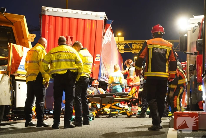 Vrachtwagen botst op pijlwagen, twee zwaargewonden
