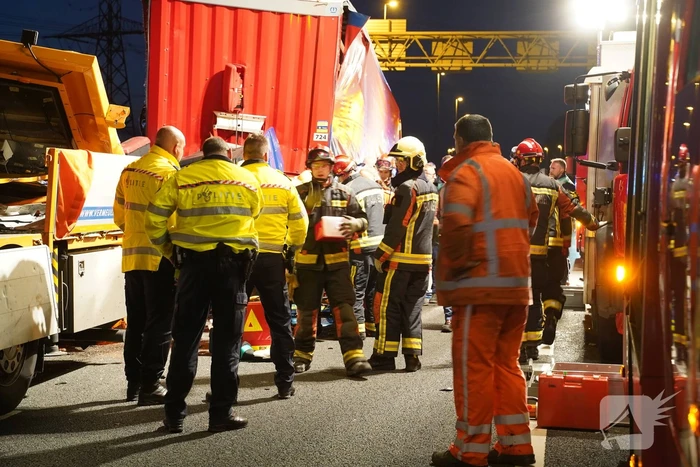 Vrachtwagen botst op pijlwagen, twee zwaargewonden