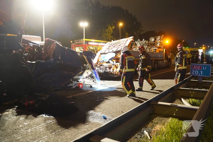 Vrachtwagen botst op pijlwagen, twee zwaargewonden