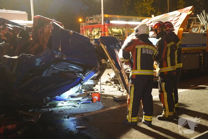 Vrachtwagen botst op pijlwagen, twee zwaargewonden