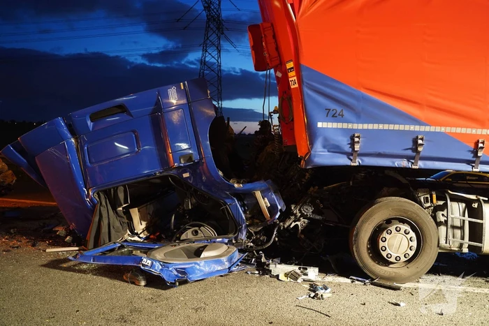 Vrachtwagen botst op pijlwagen, twee zwaargewonden