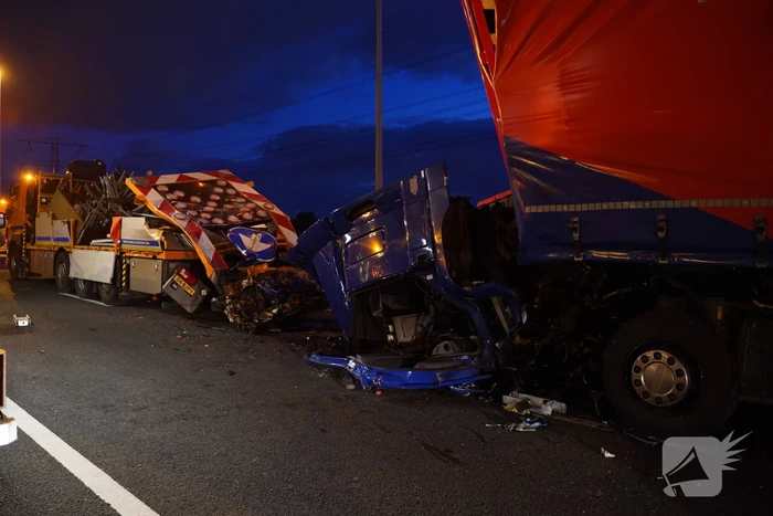 Vrachtwagen botst op pijlwagen, twee zwaargewonden