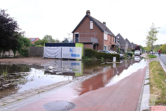 Gesprongen waterleiding zet straten blank