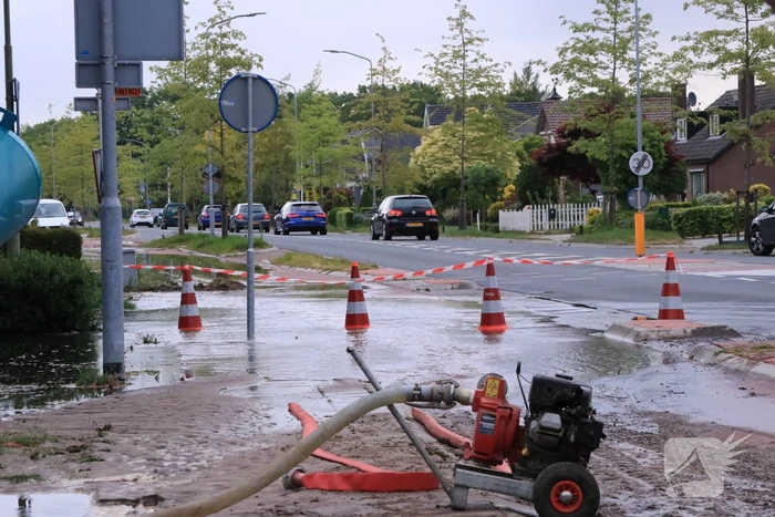 Gesprongen waterleiding zet straten blank