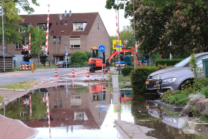 Gesprongen waterleiding zet straten blank