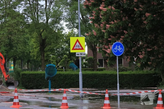 Gesprongen waterleiding zet straten blank