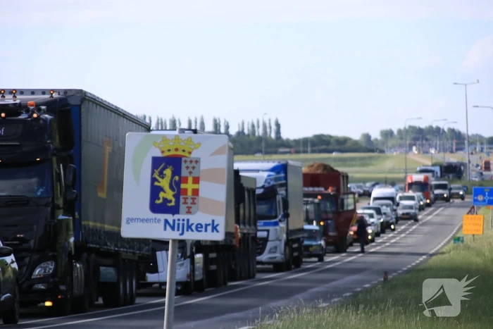 Ernstige verkeershinder door storing brug Nijkerkersluis