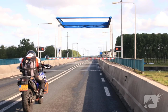 Ernstige verkeershinder door storing brug Nijkerkersluis