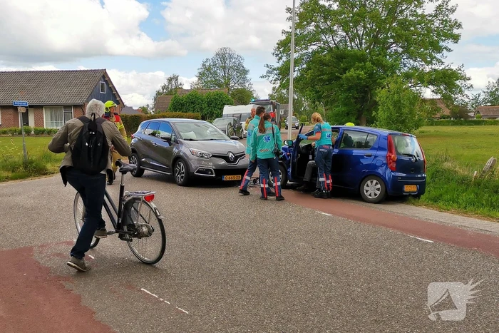 Twee auto's met elkaar in botsing in bocht