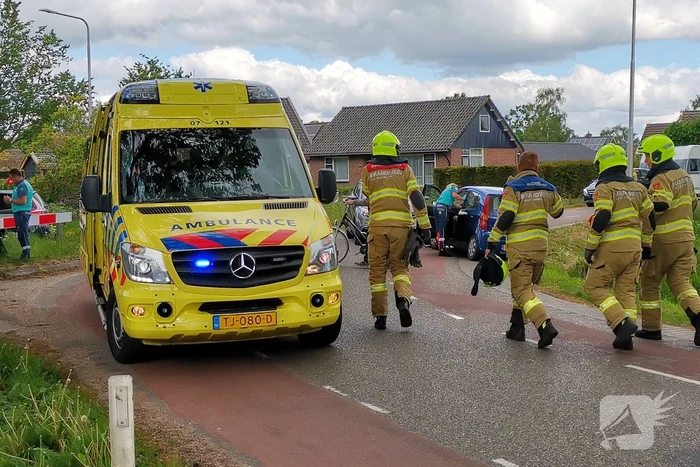 Twee auto's met elkaar in botsing in bocht