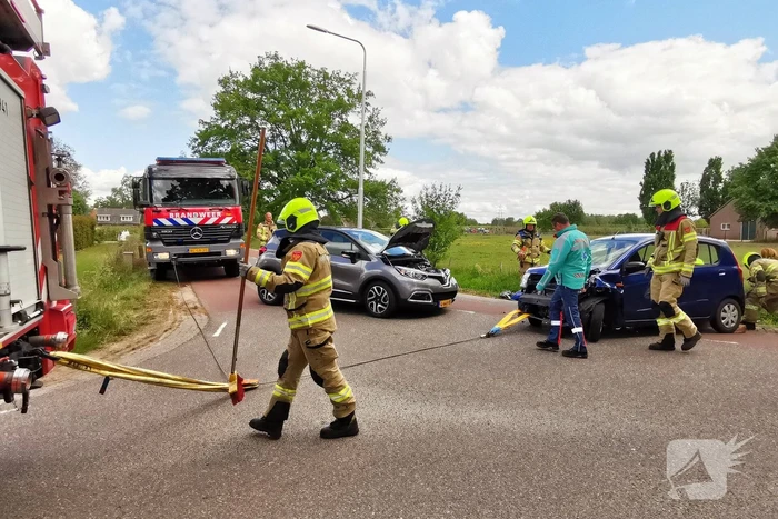 Twee auto's met elkaar in botsing in bocht