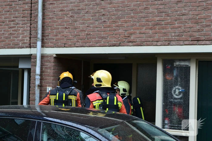 Zoektocht naar sterke benzinelucht in bergruimte flat