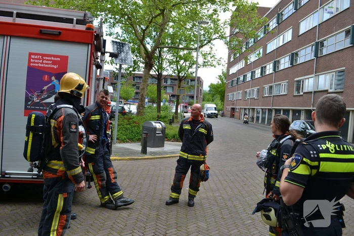 Zoektocht naar sterke benzinelucht in bergruimte flat