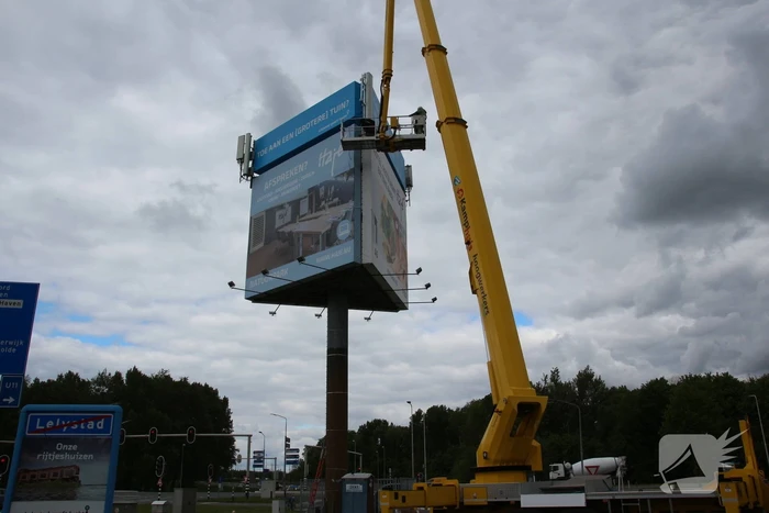 Antennes geplaatst op reclamemast