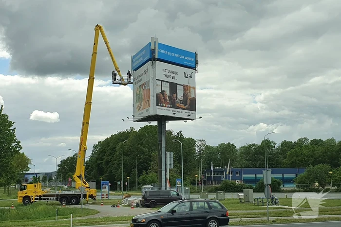 Antennes geplaatst op reclamemast