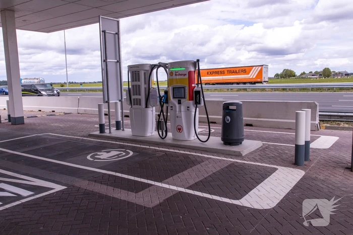Eerste 175 kW snellaadpalen bij tankstation Shell De Slaag