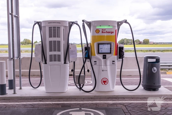 Eerste 175 kW snellaadpalen bij tankstation Shell De Slaag