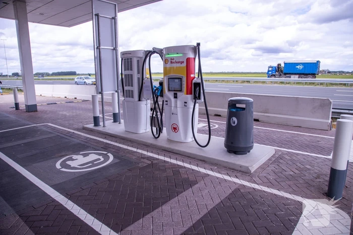 Eerste 175 kW snellaadpalen bij tankstation Shell De Slaag