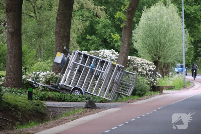 Aanhanger raakt los en belandt in greppel, bestuurder rijdt door