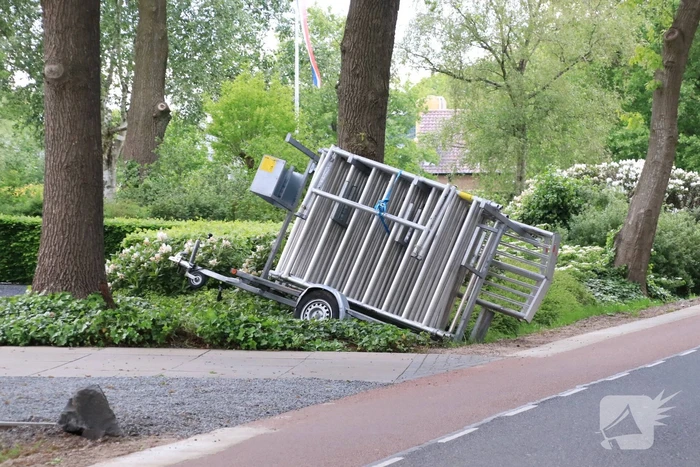 Aanhanger raakt los en belandt in greppel, bestuurder rijdt door