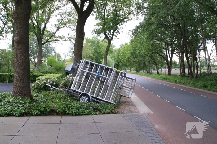 Aanhanger raakt los en belandt in greppel, bestuurder rijdt door