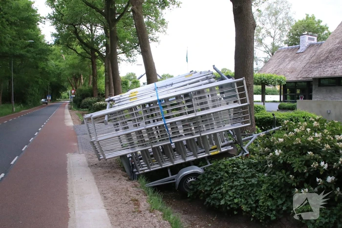 Aanhanger raakt los en belandt in greppel, bestuurder rijdt door