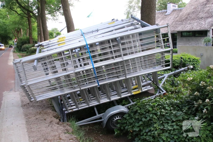 Aanhanger raakt los en belandt in greppel, bestuurder rijdt door