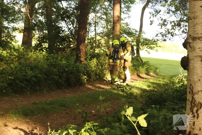 Vaten met mogelijk drugsafval aangetroffen in bos