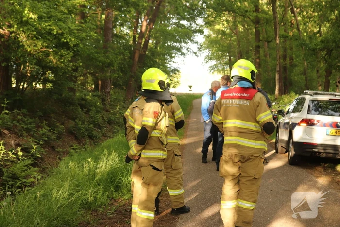 Vaten met mogelijk drugsafval aangetroffen in bos