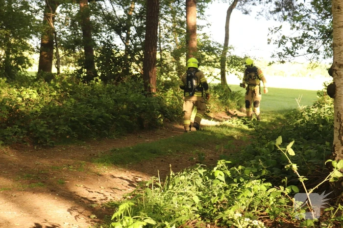 Vaten met mogelijk drugsafval aangetroffen in bos