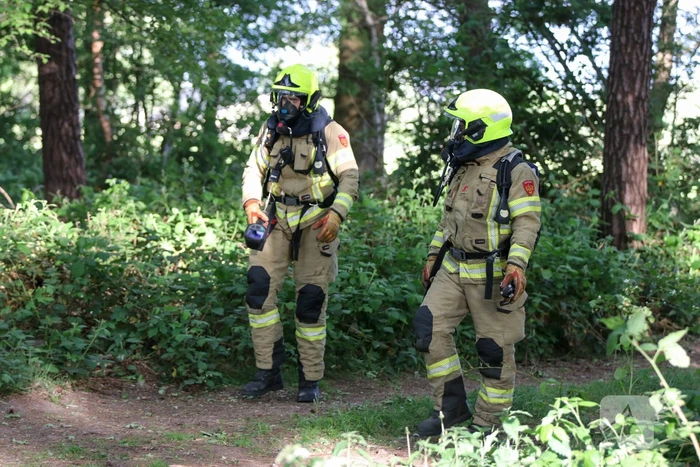 Vaten met mogelijk drugsafval aangetroffen in bos
