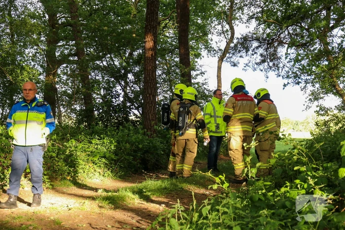 Vaten met mogelijk drugsafval aangetroffen in bos