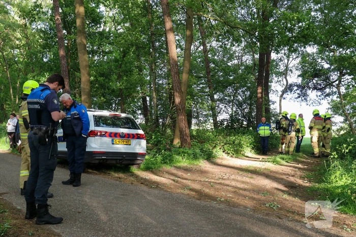 Vaten met mogelijk drugsafval aangetroffen in bos